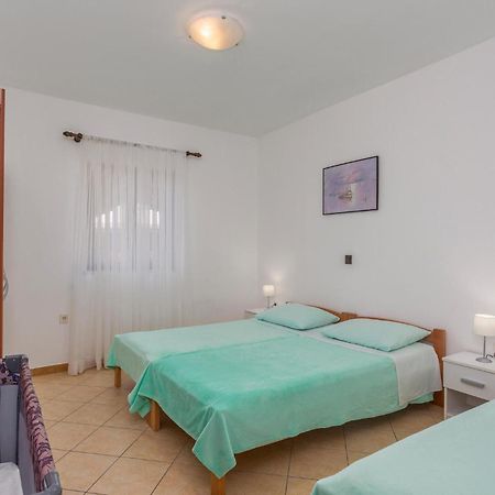2 Bedroom Beautiful Apartment In Omišalj Exteriör bild