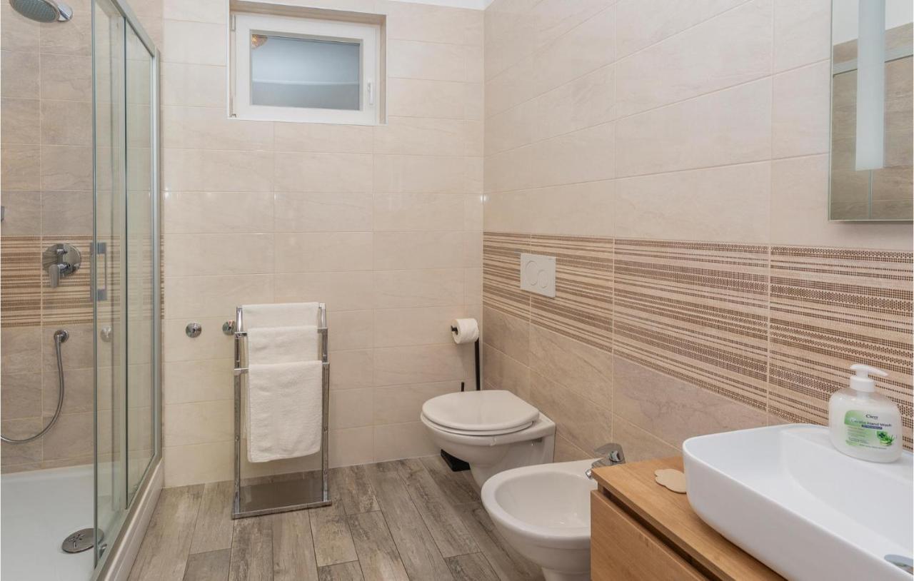 2 Bedroom Beautiful Apartment In Omišalj Exteriör bild