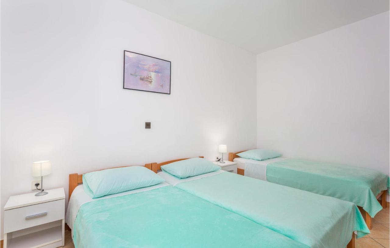 2 Bedroom Beautiful Apartment In Omišalj Exteriör bild