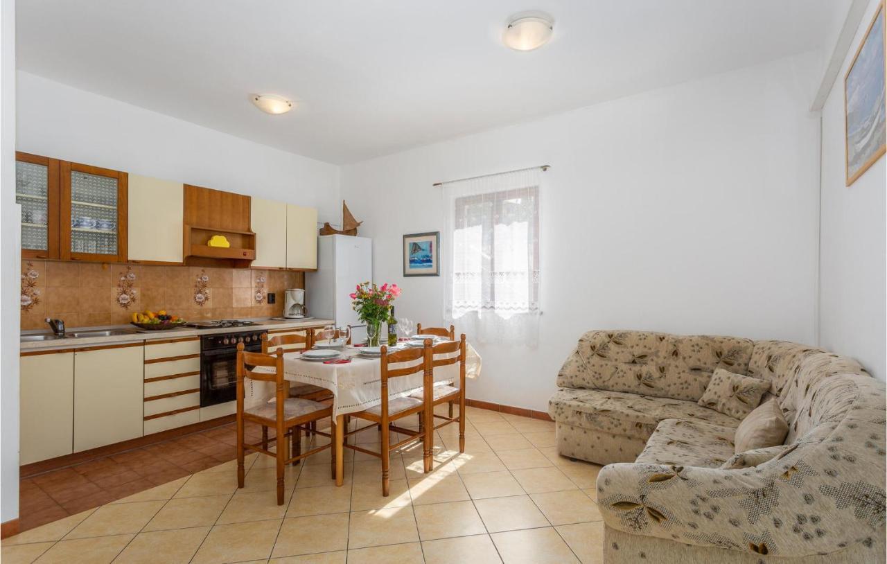 2 Bedroom Beautiful Apartment In Omišalj Exteriör bild