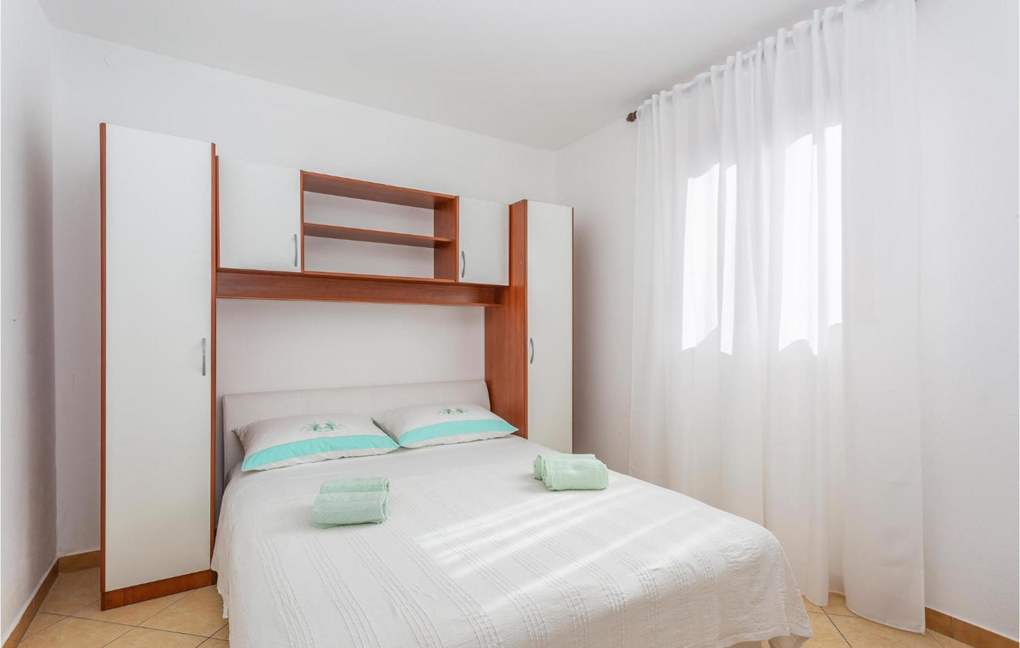2 Bedroom Beautiful Apartment In Omišalj Exteriör bild