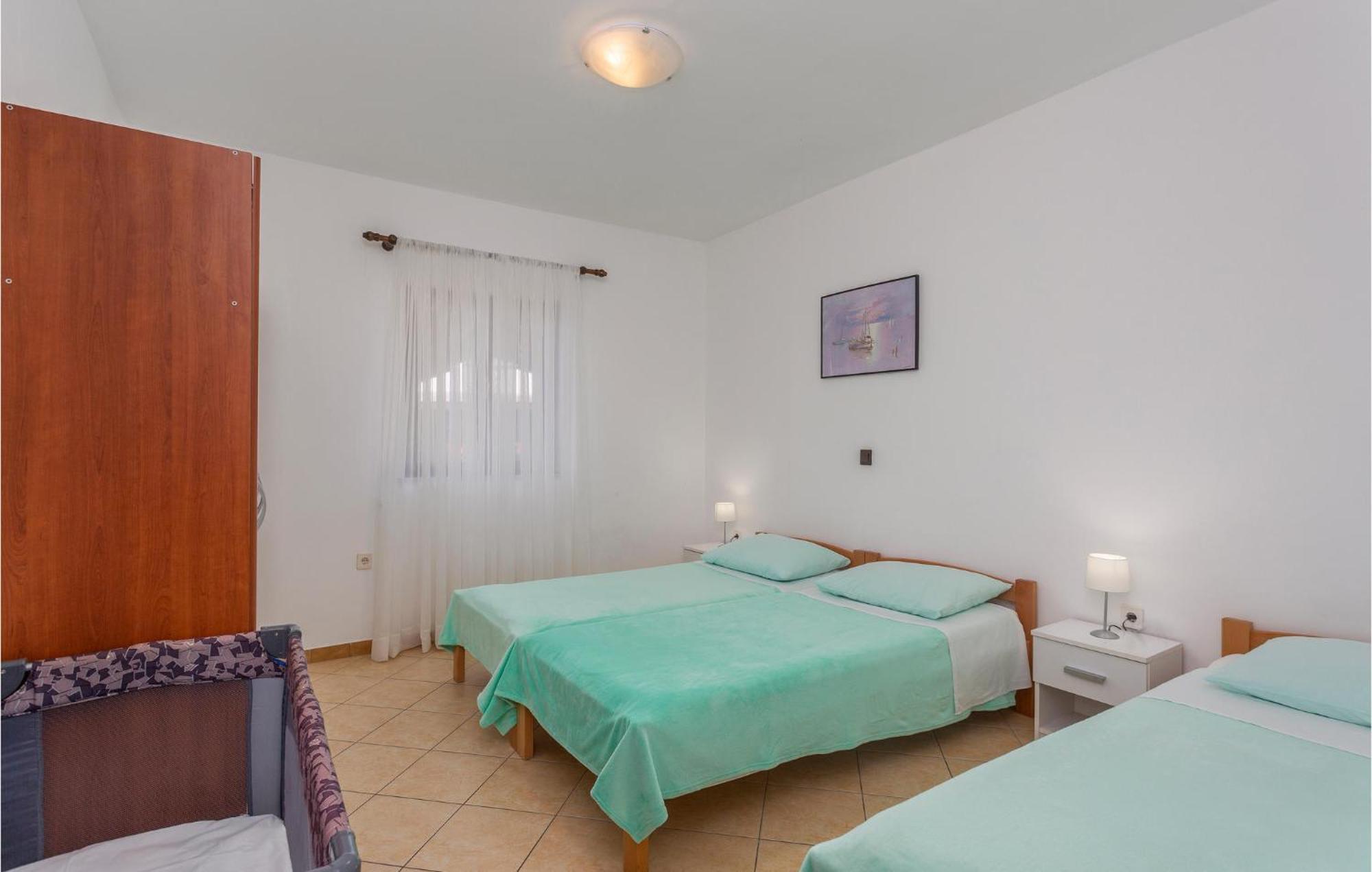 2 Bedroom Beautiful Apartment In Omišalj Exteriör bild